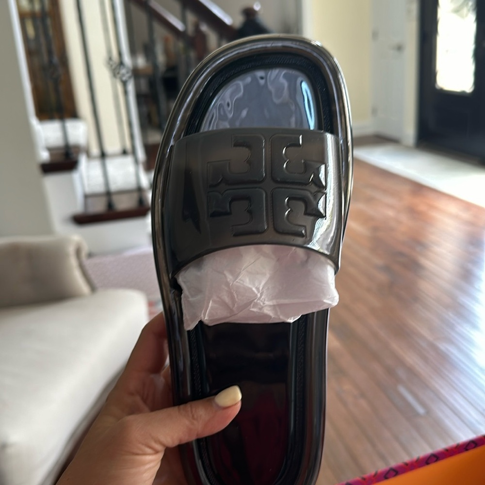 Never been worn, my foot was to narrow